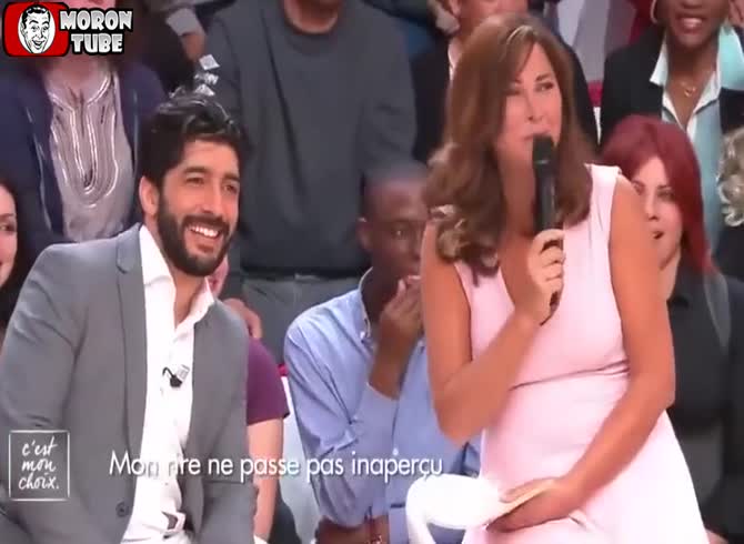 Video :When everyone on a French show starts laughing oddly